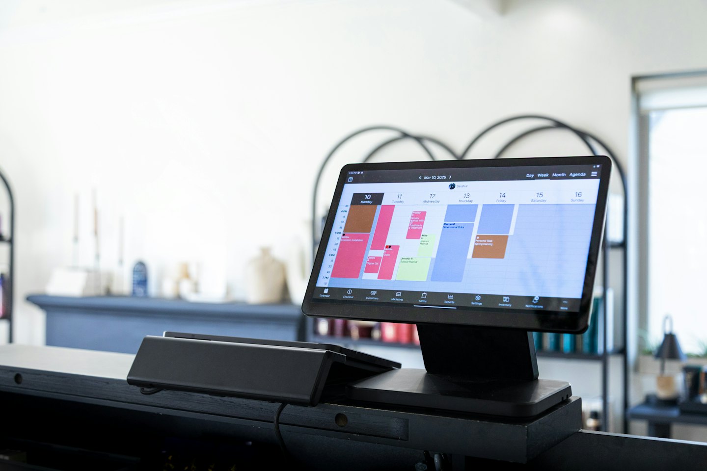 Digitales Tablet mit einem wöchentlichen Geschäftsplanung Kalender.